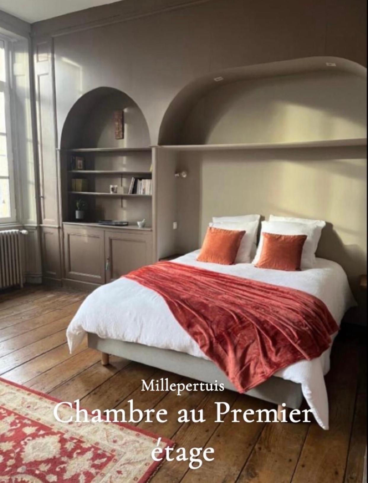 Mercier De Montigny - Les Chambres Du Beffroi - Spa Et Massage Fougères Eksteriør billede
